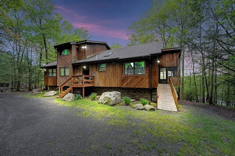 Pocono House W/ Outdoor Hottub, Pet Friendly, 2 Canoes, Kayak & Firepit