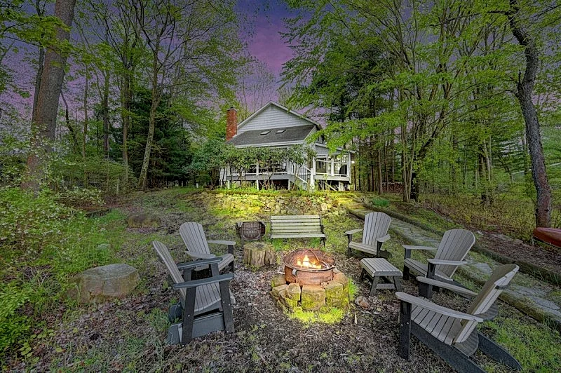 Lakefront Pocono Retreat/Family & Pet Friendly/canoes/kayak/row boat/Fire pit!