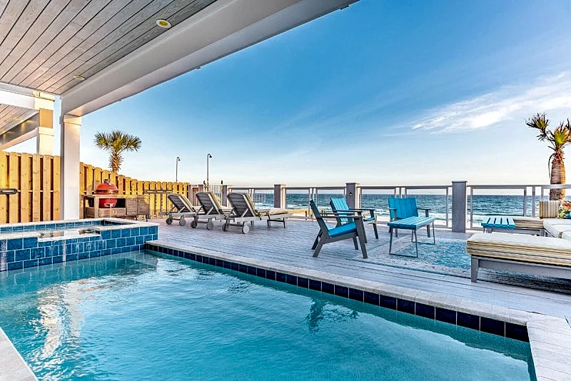 "Great White" Great Family Vacation! Beachfront + Private Pool