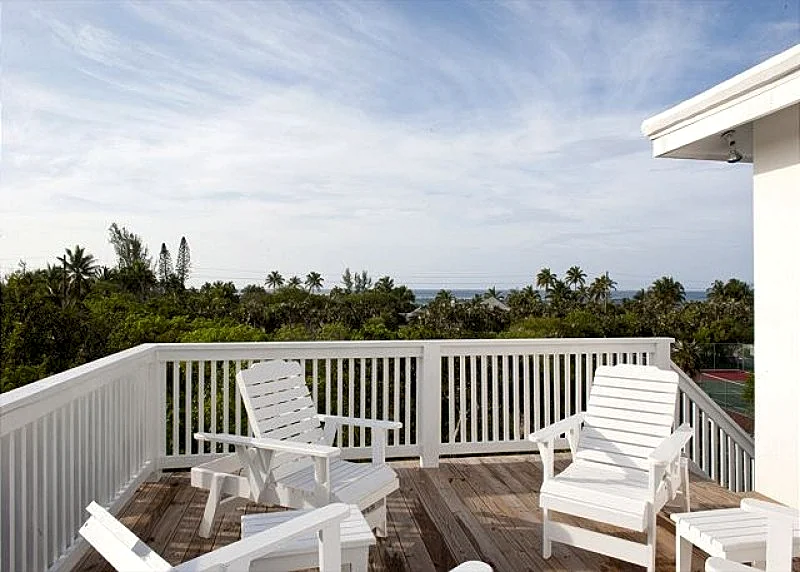 Beach Villa with Private Tennis Court on Banks Road, Walk to Tippys