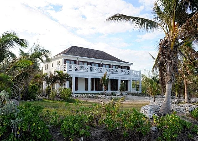Stylish Beachfront Estate at French Leave Beach,Walk to Town,NEW PRIVATE POOL