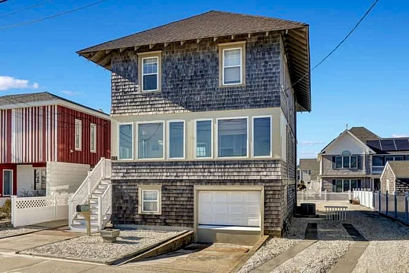 Ocean front four bedrooms two bath, accommodating ten