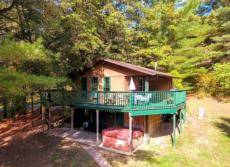 Hocking Hills White Tail Cabin with hot tub and lake