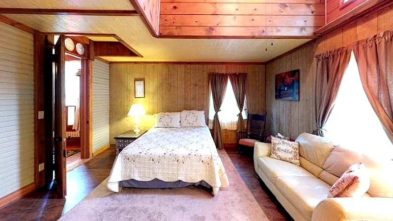 Terrace Room Bed & Breakfast near Hocking Hills with Hot Tub