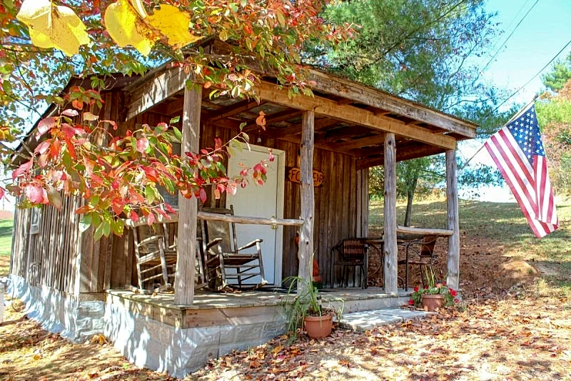 Fox Den Hocking Hills Couples Cabin w/ Hot Tub