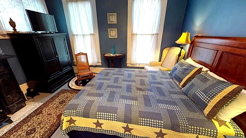 Holly Tree Room Bed and Breakfast w/ Hot Tub near Hocking Hills
