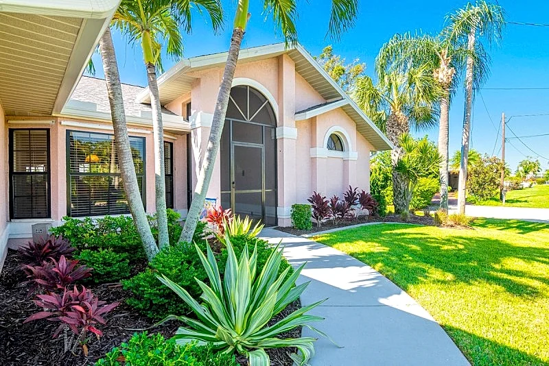 Fantastic south-facing, central, peaceful and only a few minutes from the Caloosahatchee river