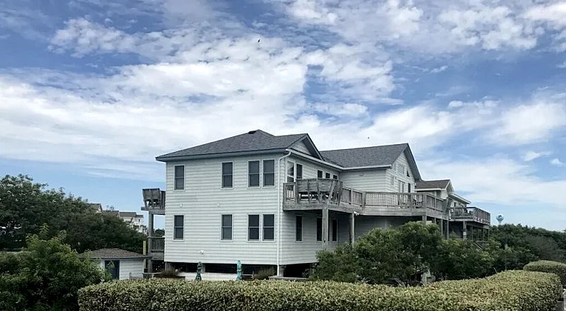 Socially distance, spacious home, Pri. Pool, volley ball, game rm. pets