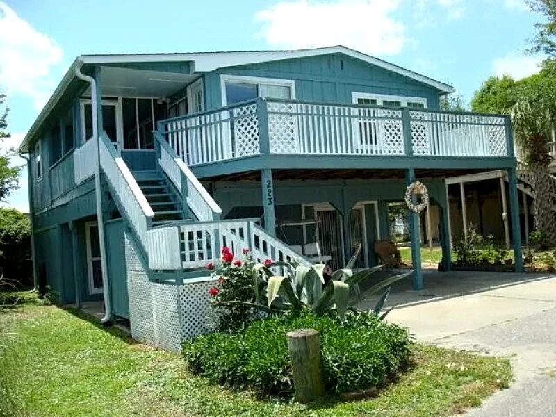 Close to beach 5 bedrooms, two golf carts,3 bathrooms, linens cleaning included