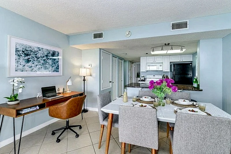 Bright DIRECT Oceanfront Corner Condo. On the Beach! Amazing Views!