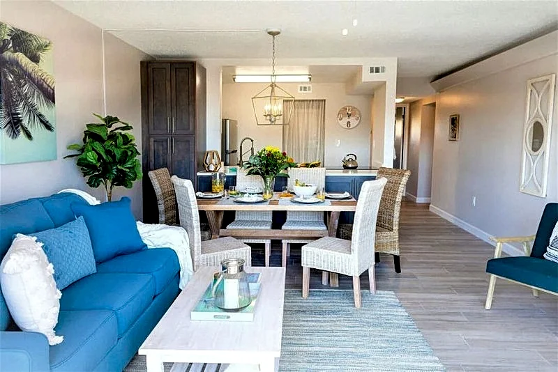 Beach Living at its Best - Gorgeous Condo, Steps to Pier!