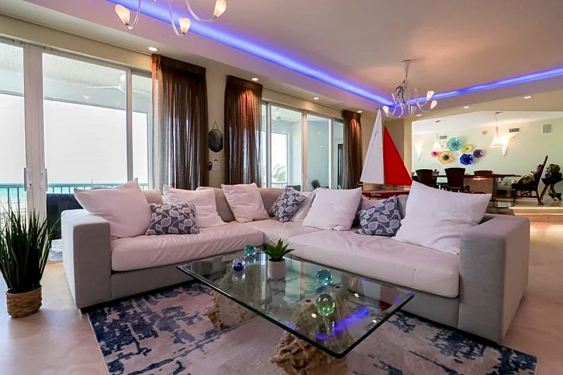 Superior 4bd Penthouse with gym, movie room, and private rooftop lounge