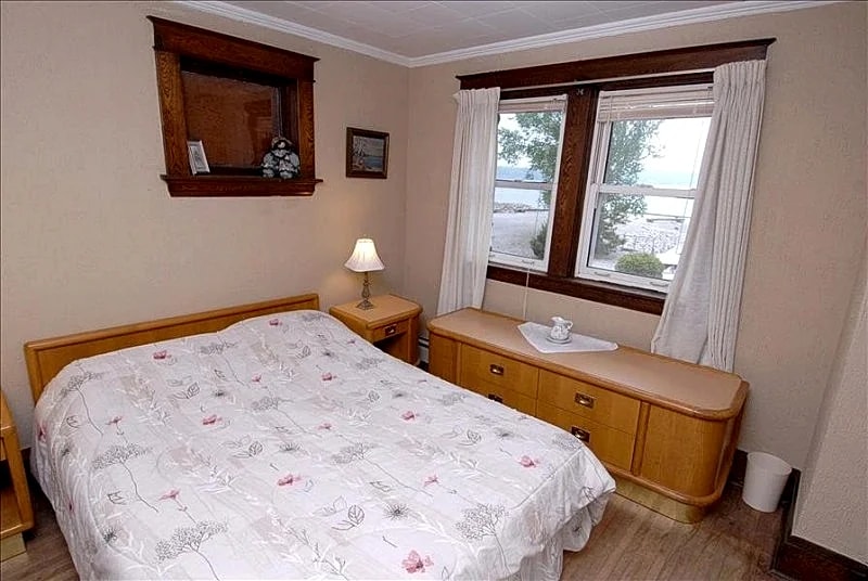 Owen Sound - 4 Bedrooms and 1 Bathroom in Owen Sound, ON in Owen Sound, Ontario, Canada — photo 4