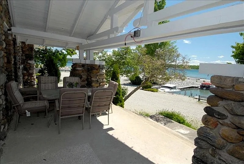 Owen Sound - 4 Bedrooms and 1 Bathroom in Owen Sound, ON in Owen Sound, Ontario, Canada — photo 2