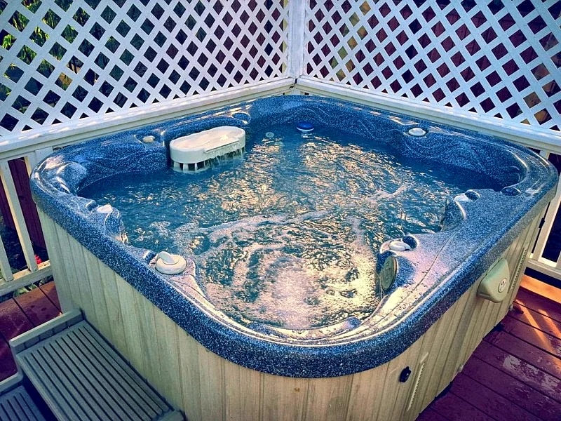 Amazing Location & Beach. 200 plus 5-Star Reviews! Hot Tub, AC, 4 Bikes & More! in Oahu, Hawaii, United States — photo 3