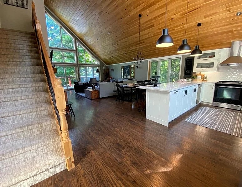 Lakefront Cottage #617 on Beautiful Halls Lake, Minden in Algonquin Highlands, Ontario, Canada — photo 5