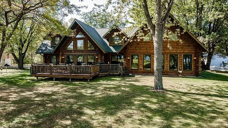 LOVELY LAKEFRONT HOME ON THE SHORES OF CASTLE ROCK LAKE WITH PRIVATE PIER in Necedah, Wisconsin, United States — photo 4