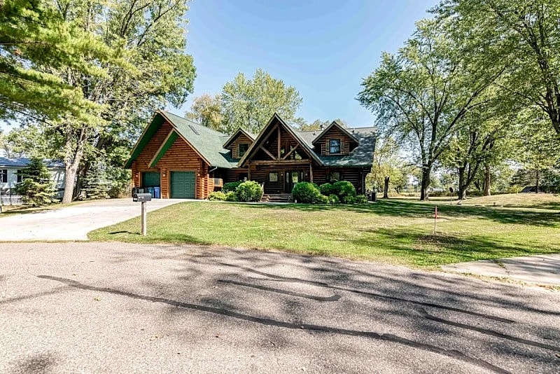 LOVELY LAKEFRONT HOME ON THE SHORES OF CASTLE ROCK LAKE WITH PRIVATE PIER in Necedah, Wisconsin, United States — photo 5