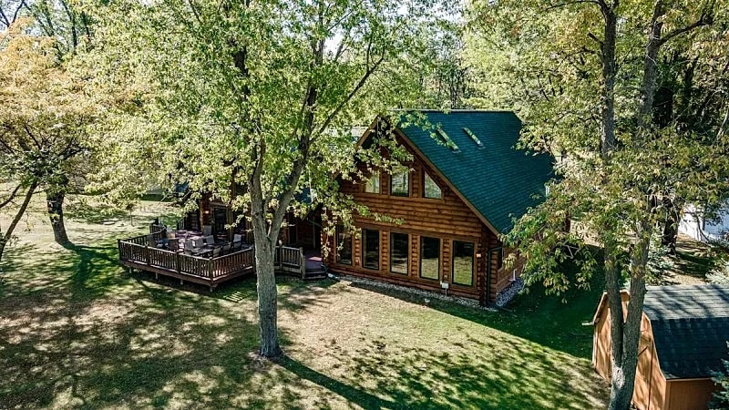 LOVELY LAKEFRONT HOME ON THE SHORES OF CASTLE ROCK LAKE WITH PRIVATE PIER in Necedah, Wisconsin, United States — photo 3