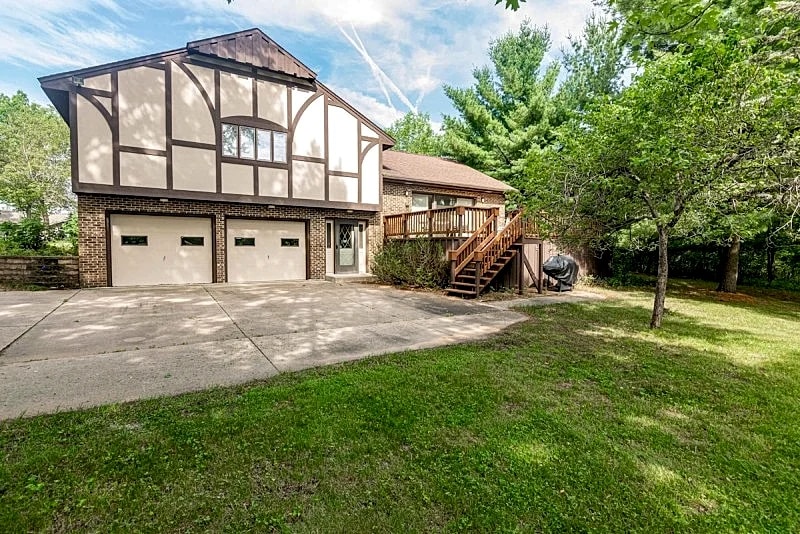 LARGE HOME ON THE 3RD TEE OF LAKE ARROWHEAD GOLF COURSE in Nekoosa, Wisconsin, United States — photo 4