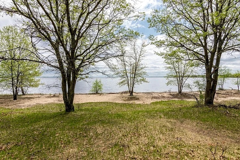 ONE OF A KIND FAMILY BEACH FRONT HOME ON LAKE PETENWELL - PET FRIENDLY in Necedah, Wisconsin, United States — photo 4