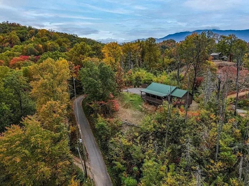 Gatlinburg Cabin with Views, Hot Tub, Pool Table, Smoky Mountains, 1 bed/1 bath in Gatlinburg, Tennessee, United States — photo 4