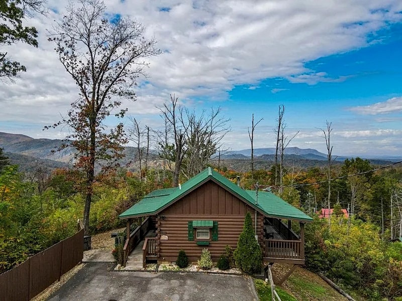 Gatlinburg Cabin with Views, Hot Tub, Pool Table, Smoky Mountains, 1 bed/1 bath in Gatlinburg, Tennessee, United States — photo 2