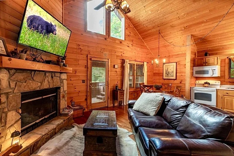 Nice View! Smokies Log Cabin, Fireplace, Hot Tub, Porch Bed, Private, Honeymoon in Pigeon Forge, Tennessee, United States — photo 3