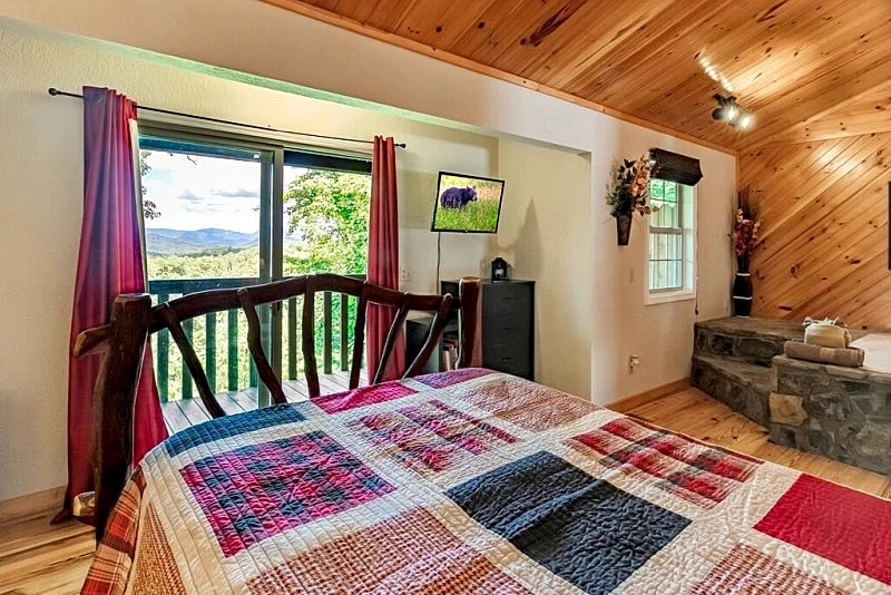 Great View! Pool Table, Hot Tub, Privacy, Fireplace, Honeymoon, Hiking, Relax! in Sevierville, Tennessee, United States — photo 4