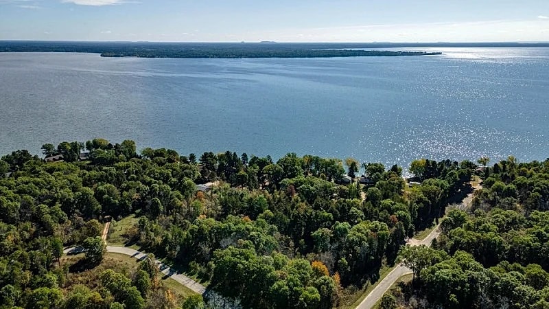 BEAUTIFUL LOG HOME ON THE WESTERN SHORES OF LAKE PETENWELL - PET FRIENDLY in Necedah, Wisconsin, United States — photo 2
