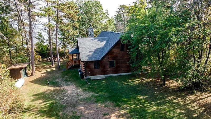 BEAUTIFUL LOG HOME ON THE WESTERN SHORES OF LAKE PETENWELL - PET FRIENDLY in Necedah, Wisconsin, United States — photo 5