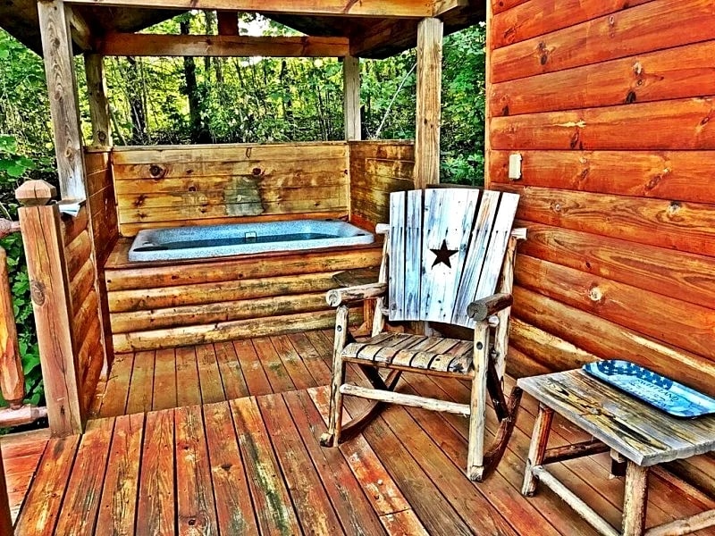 Secluded Cute Smoky Mountain Cabin GSMNP! Gburg Pigeon Forge. Hot Tub, Hiking in Sevierville, Tennessee, United States — photo 3