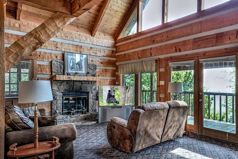 Amazing Views, 1 Bed + Loft/2 BR, Smoky Mountain Log Cabin, Hot Tub, Pool Table in Pigeon Forge, Tennessee, United States — photo 4