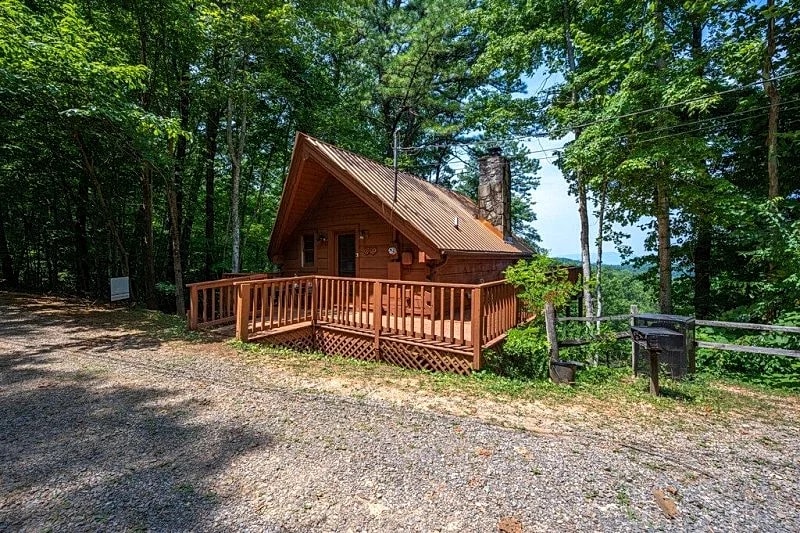 Great View! Cute, Private, Smoky Mountain Honeymoon cabin. Hot Tub! Honeymoon in Pigeon Forge, Tennessee, United States — photo 2