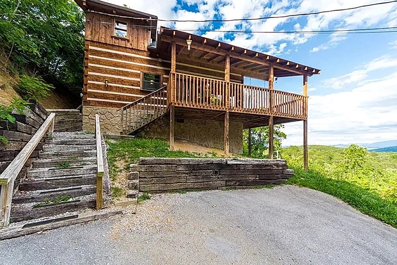 Private Smoky Mtn Log Cabin with Great Mountain View! Hot Tub! Pool Table, WiFi in Pigeon Forge, Tennessee, United States — photo 2