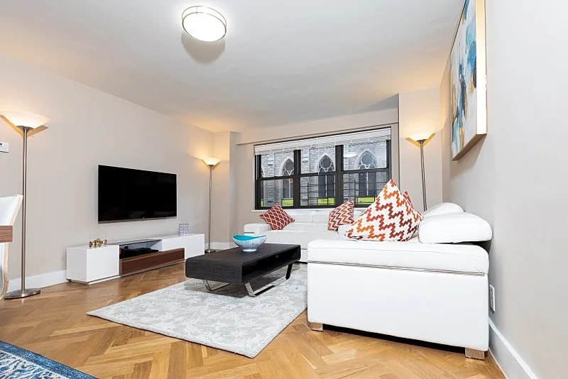 UPPER EAST SIDE - 3 BEDROOMS / 2.5 BATHROOMS