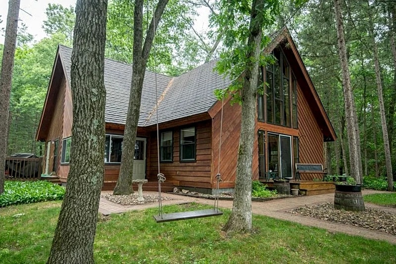 RUSTIC HOME WITH PRIVATE PIER ON LAKE ROCHE-A-CRI - PET FRIENDLY in Friendship, Wisconsin, United States — photo 3