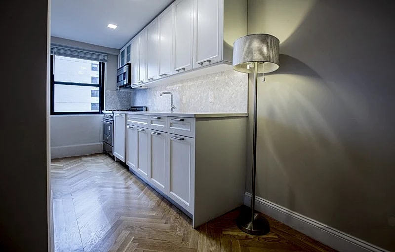 UPPER EAST SIDE - 3 BEDROOMS / 2 BATHROOMS in New York City, New York, United States — photo 5