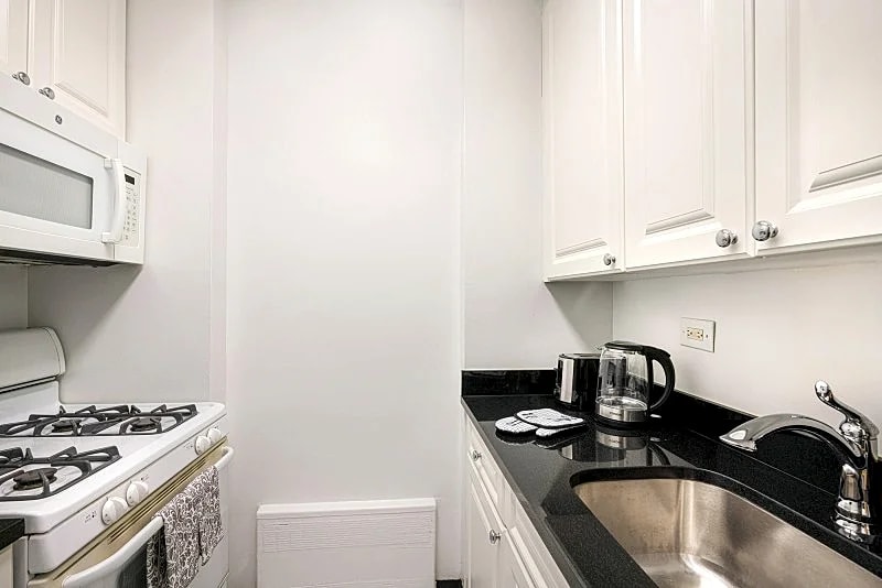 COLUMBUS CIRCLE: 2 BEDROOMS APARTMENT in New York, United States — photo 3