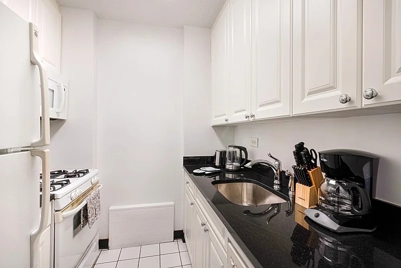 COLUMBUS CIRCLE: 2 BEDROOMS APARTMENT in New York, United States — photo 2
