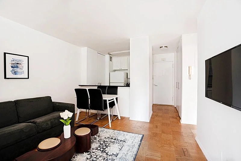 COLUMBUS CIRCLE: 2 BEDROOMS APARTMENT in New York City, New York, United States — photo 2