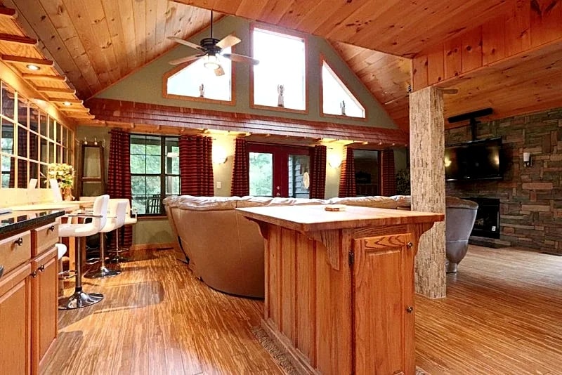 Creekfront property with close-in locations and privacy - Sevierville in Sevierville, Tennessee, United States — photo 2