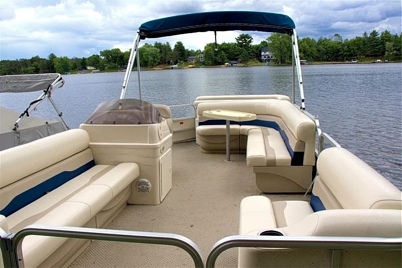 LAKE CAMELOT HOME WITH PONTOON RENTAL, MINUTES FROM SAND VALLEY GOLF RESORT - PET FRIENDLY