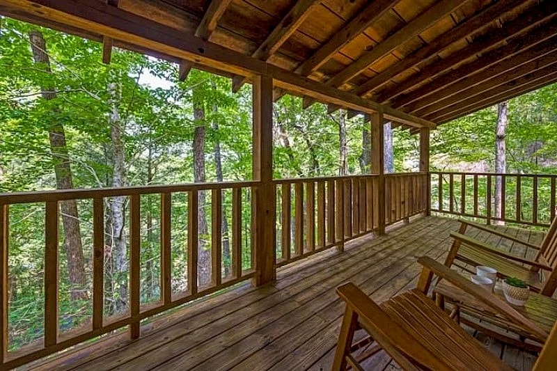 ALMOST PARADISE 1 Bedroom, 1 Bathroom Cozy Log Cabin in Great Location. Hot Tub, Fireplace, Pool & Fishing. Honeymoon! Sleeps 4 in Sevierville, Tennessee, United States — photo 4