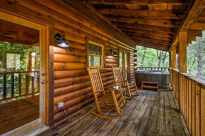 ALMOST PARADISE 1 Bedroom, 1 Bathroom Cozy Log Cabin in Great Location. Hot Tub, Fireplace, Pool & Fishing. Honeymoon! Sleeps 4 in Sevierville, Tennessee, United States — photo 5
