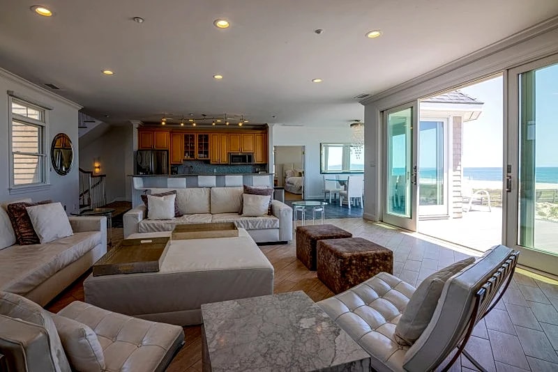 Spectacular 8 BR Oceanfront Hamptons Beach House in Westhampton Beach, New York, United States — photo 3