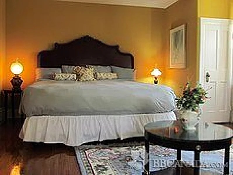 St. John’s Inn and B&B, Victorian Charm in East Hill Near Downtown Belleville in Belleville, Ontario, Canada — photo 4