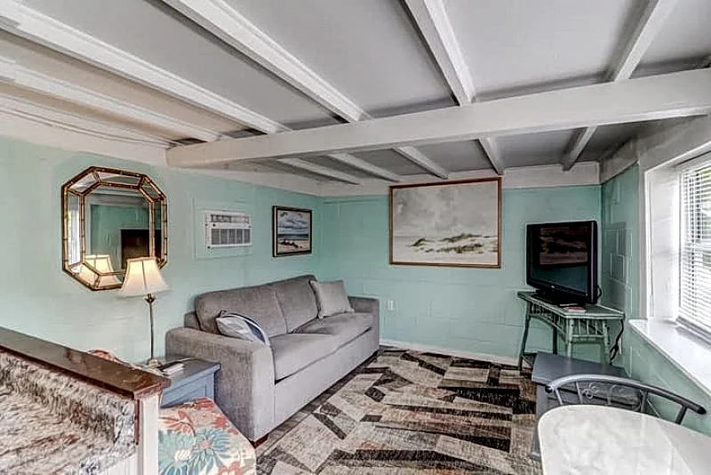 Steps from the beach, Charming historic cottage! in Folly Beach, South Carolina, United States — photo 3
