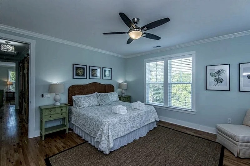 804 West Cooper- Very Private and Close to Beach - Extra Large Rooms & Bathrooms in Folly Beach, South Carolina, United States — photo 4