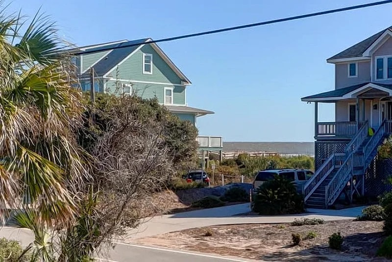 818 East Arctic- Classic Folly Beach Cottage close to beach access! in Folly Beach, South Carolina, United States — photo 3